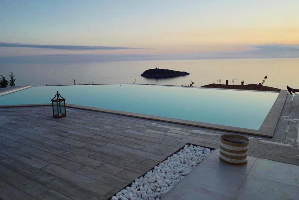 Luxury Villa Blue&Blanc Piscina A Sfioro Isola ديامنتي المظهر الخارجي الصورة